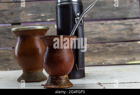 Utensilien für Mate und Mate trinken. chimarrão, oder Mate, ist ein charakteristisches Getränk der südlichen Kegelkultur, das von den indigenen Kulturen geerbt wurde Stockfoto