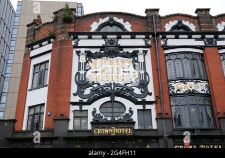 Blick von der Skelhorne Street auf das berühmte Crown Hotel in Liverpool Stockfoto