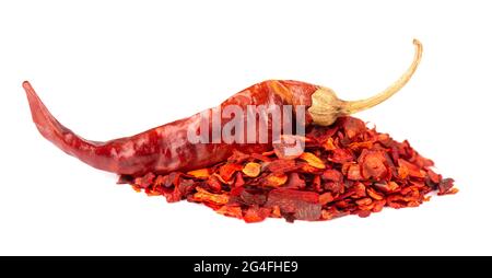 Getrocknete rote Chilischoten mit Samen, isoliert auf weißem Hintergrund. Gehackte Chili Cayennepfeffer. Gewürze und Kräuter. Stockfoto