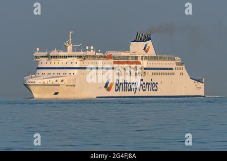 Die Cross-Channel-Passagierfähre Cap Finistere von Brittany Ferries verbindet den britischen Hafen Portsmouth und Santander in Spanien - April 2019 Stockfoto