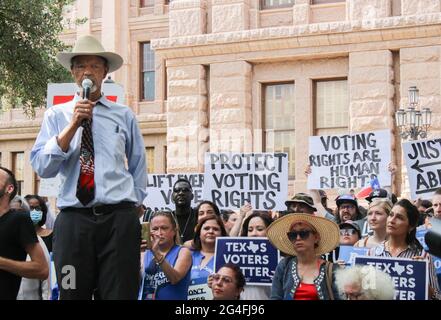 Austin, USA. Juni 2021. Gary Bledsoe, Präsident der Texas NAACP, spricht am 20. Juni 2021 bei der for the People Rally vor dem Texas Capitol Gebäude in Austin, Texas, USA, an die Menge. Die Kundgebung unterstützt den for the People Act, ein Gesetzentwurf des US-Kongresses. Der for the People Act soll die Gesetze zur Kampagnenfinanzierung ändern, um den Einfluss von Geld in der Politik zu reduzieren, die Stimmrechte zu erweitern, neue ethische Regeln für BundesämterInnen zu schaffen und parteipolitische Irrungen zu begrenzen. (Foto: Carlos Kosienski/Sipa USA) Quelle: SIPA USA/Alamy Live News Stockfoto