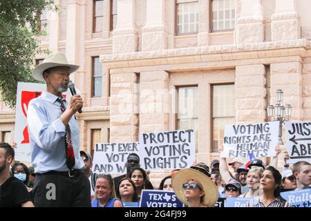 Austin, USA. Juni 2021. Gary Bledsoe, Präsident der Texas NAACP, spricht am 20. Juni 2021 bei der for the People Rally vor dem Texas Capitol Gebäude in Austin, Texas, USA, an die Menge. Die Kundgebung unterstützt den for the People Act, ein Gesetzentwurf des US-Kongresses. Der for the People Act soll die Gesetze zur Kampagnenfinanzierung ändern, um den Einfluss von Geld in der Politik zu reduzieren, die Stimmrechte zu erweitern, neue ethische Regeln für BundesämterInnen zu schaffen und parteipolitische Irrungen zu begrenzen. (Foto: Carlos Kosienski/Sipa USA) Quelle: SIPA USA/Alamy Live News Stockfoto