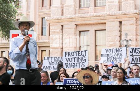 Austin, USA. Juni 2021. Gary Bledsoe, Präsident der Texas NAACP, spricht am 20. Juni 2021 bei der for the People Rally vor dem Texas Capitol Gebäude in Austin, Texas, USA, an die Menge. Die Kundgebung unterstützt den for the People Act, ein Gesetzentwurf des US-Kongresses. Der for the People Act soll die Gesetze zur Kampagnenfinanzierung ändern, um den Einfluss von Geld in der Politik zu reduzieren, die Stimmrechte zu erweitern, neue ethische Regeln für BundesämterInnen zu schaffen und parteipolitische Irrungen zu begrenzen. (Foto: Carlos Kosienski/Sipa USA) Quelle: SIPA USA/Alamy Live News Stockfoto