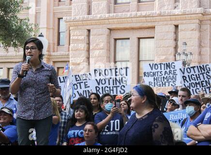 Austin, USA. Juni 2021. Die Vertreterin Jessica Gonzalez spricht am 20. Juni 2021 bei der „for the People“-Kundgebung vor dem Texas Capitol in Austin, Texas, USA, an die Menge. Die Kundgebung unterstützt den for the People Act, ein Gesetzentwurf des US-Kongresses. Der for the People Act soll die Gesetze zur Kampagnenfinanzierung ändern, um den Einfluss von Geld in der Politik zu reduzieren, die Stimmrechte zu erweitern, neue ethische Regeln für BundesämterInnen zu schaffen und parteipolitische Irrungen zu begrenzen. (Foto: Carlos Kosienski/Sipa USA) Quelle: SIPA USA/Alamy Live News Stockfoto