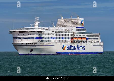 Die Brittany Ferries-Fähre Pont-Aven nähert sich dem Hafen von Portsmouth - Juli 2020 Stockfoto