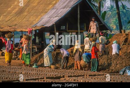 PAVAVOOR, STAAT KERALA, INDIEN - Wanderarbeiter aus Tamil Nadu arbeiten in einer Ziegelfabrik Stockfoto