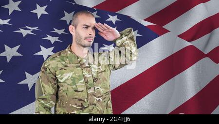 Zusammensetzung des männlichen Soldaten, der über der amerikanischen Flagge grüsst Stockfoto