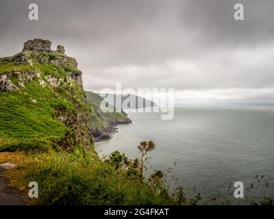 The Valley of Rocks, auf dem Küstenpfad im Norden von Devon in der Nähe von Lynton. Schön, wenn auch düster bei schlechtem Wetter. Juni 2021. Stockfoto