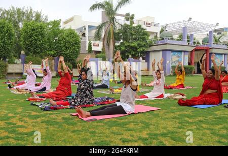 Eine Gruppe indischer Frauen führt Yoga am Internationalen Yoga-Tag in Beawar durch. Der Yoga-Tag wird seit 2015 jährlich am 21. Juni gefeiert. Yoga ist eine körperliche, geistige und spirituelle Praxis, die ihren Ursprung in Indien hat. (Foto von Sumit Saleswat/Pacific Press) Stockfoto