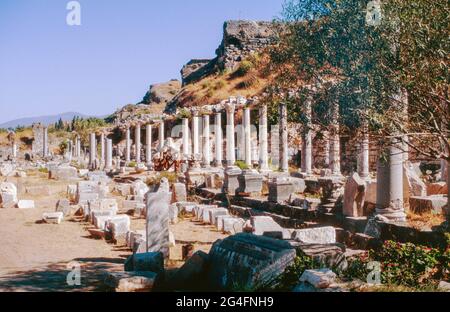 Ephesus - Ruinen einer antiken Stadt in Izmir, Türkei. Basilica Stoa, zwischen Bouleuterion und Oberem Gymnasium. Archivscan von einem Dia. Oktober 1985. Stockfoto