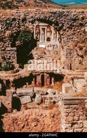 Ephesus - Ruinen einer antiken Stadt in Izmir, Türkei. Die Bibliothek von Celsus durch das römische Bad (Scholastica) gesehen. Archivscan von einem Dia. Oktober 1985. Stockfoto