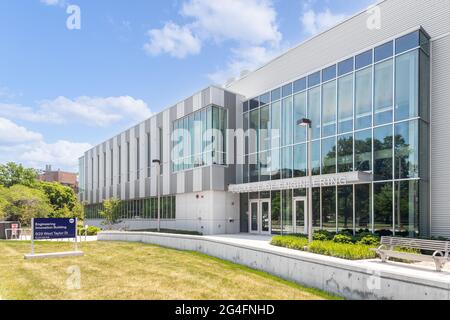 Das Gebäude des College of Engineering an der University of Illinois auf dem Campus von Chicago im nahe gelegenen Viertel West Side von Chicago. Stockfoto