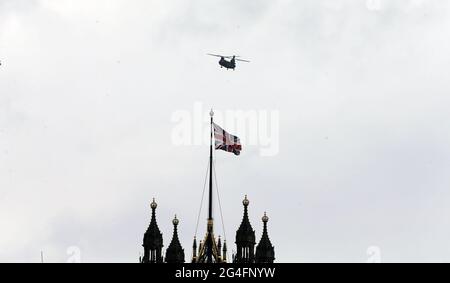 London, England, Großbritannien. Juni 2021. Ein ChinookÂ-Hubschrauber fliegt über die Houses of Parliament in London. Kredit: Tayfun Salci/ZUMA Wire/Alamy Live Nachrichten Stockfoto