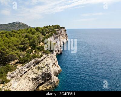 Luftaufnahme eines Vorgebirges, Küste, Klippe mit Blick auf das Meer, Dugi Otok Insel vor der Stadt Zadar, Kroatien. Urlaub und Tourismus Stockfoto