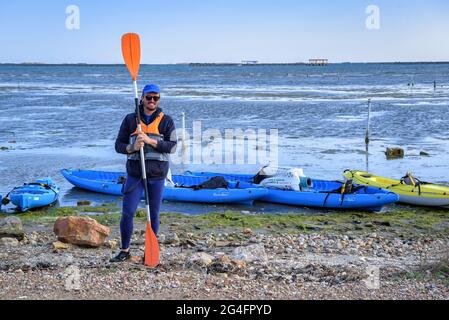 Kajakfahren in der Alfacs Bucht im Ebro Delto, zwischen der Küste und einer Muschelfarm (Tarragona, Katalonien, Spanien) ESP: Salida en Kajak al Delta del Ebro Stockfoto