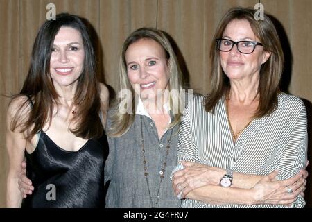 LOS ANGELES - JUN 17: Finola Hughes, Genie Francis und Nancy Lee Grahn im Heather Tom veranstaltet am 17. Juni 2021 in Glendale, CA, das Jahrestreffen der besten Darstellerin, die als Emmy nominiert wurde, im Chevy Chase Country Club Stockfoto