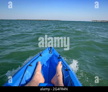 Kajakfahren in der Alfacs Bucht im Ebro Delto, zwischen der Küste und einer Muschelfarm (Tarragona, Katalonien, Spanien) ESP: Salida en Kajak al Delta del Ebro Stockfoto