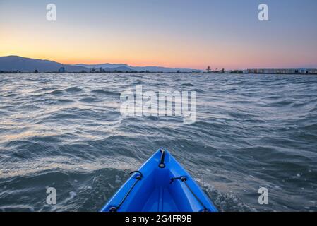 Kajakfahren in der Alfacs Bucht im Ebro Delto, zwischen der Küste und einer Muschelfarm (Tarragona, Katalonien, Spanien) ESP: Salida en Kajak al Delta del Ebro Stockfoto