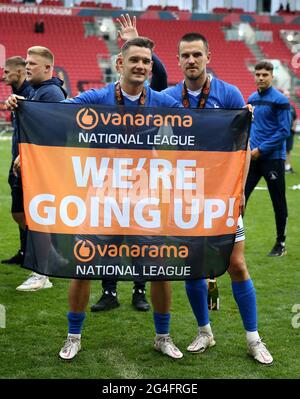 Luke Molyneux (links) und Ryan Donaldson von Hartlepool United feiern nach dem Playoff-Finale der Vanarama National League im Ashton Gate, Bristol, eine Beförderung. Stockfoto