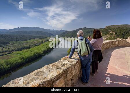 Blick auf den Ebro-Fluss und den Barrufemes-Pass in Miravet, von der Burg Miravet aus gesehen (Ribera d'Ebre, Tarragona, Katalonien, Spanien) Stockfoto