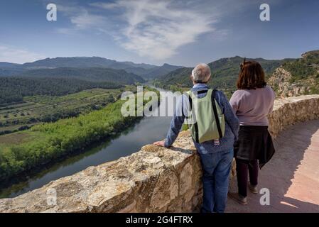 Blick auf den Ebro-Fluss und den Barrufemes-Pass in Miravet, von der Burg Miravet aus gesehen (Ribera d'Ebre, Tarragona, Katalonien, Spanien) Stockfoto