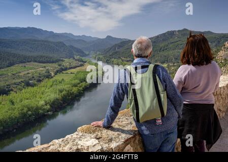 Blick auf den Ebro-Fluss und den Barrufemes-Pass in Miravet, von der Burg Miravet aus gesehen (Ribera d'Ebre, Tarragona, Katalonien, Spanien) Stockfoto