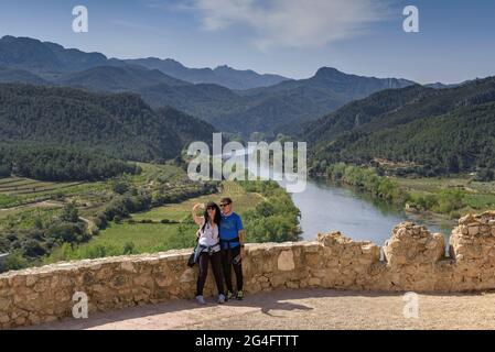 Blick auf den Ebro-Fluss und den Barrufemes-Pass in Miravet, von der Burg Miravet aus gesehen (Ribera d'Ebre, Tarragona, Katalonien, Spanien) Stockfoto