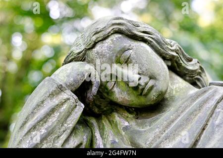 Verwitterte Statue des schlafenden Engels - Grabstein auf dem alten Prager Friedhof, Tschechische republik, Europa Stockfoto