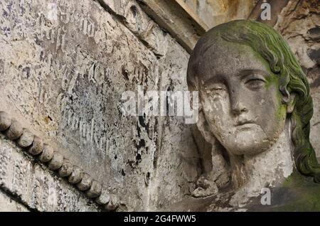 Engel ohne Gesicht - erodierte Statue auf dem alten Friedhof, Krasna Lipa, Tschechien, Europa Stockfoto