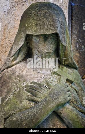 Trauerstatue ohne Gesicht - alter Friedhof, Krasna Lipa, Tschechien, Europa Stockfoto