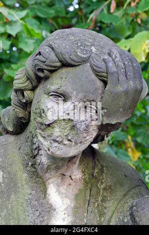 Engel ohne Gesicht und Hand - Detail einer beschädigten Statue auf dem alten Friedhof - um 1860 Stockfoto