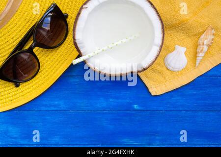 Strandzubehör auf blauem Holzhintergrund. Draufsicht mit Kopierbereich Stockfoto