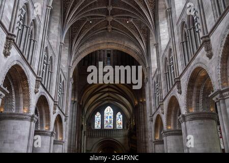 Innenansicht der gewölbten Decke im Kirchenschiff der Hereford Cathedral am 7. Juni 2021 in Hereford, Großbritannien. Die Hereford Cathedral ist die Kathedralkirche der anglikanischen Diözese Hereford, England. An der Stelle des heutigen Gebäudes existiert seit dem 8. Jahrhundert oder früher ein Gotteshaus. Der heutige Bau wurde 1079 begonnen. Wesentliche Teile des Gebäudes stammen sowohl aus der normannischen als auch aus der gotischen Zeit. Stockfoto