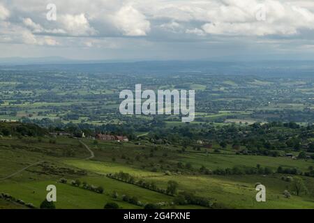 Blick vom Titterstone Clee Hill über landwirtschaftliche Felder am 10. Mai 2021 in Titterstone Clee Hill, nahe Ludlow, Shropshire, Großbritannien. Titterstone Clee Hill, manchmal auch als Titterstone Clee oder fälschlicherweise als Clee Hill bezeichnet, ist ein prominenter Hügel in der ländlichen englischen Grafschaft Shropshire, der sich am Gipfel auf 533 Meter über dem Meeresspiegel erhebt. Es ist eines der Clee Hills, in der Shropshire Hills Gegend von außergewöhnlicher natürlicher Schönheit. Stockfoto