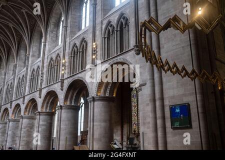 Innenansicht des Kirchenschiffs in der Hereford Cathedral am 7. Juni 2021 in Hereford, Großbritannien. Die Hereford Cathedral ist die Kathedralkirche der anglikanischen Diözese Hereford, England. An der Stelle des heutigen Gebäudes existiert seit dem 8. Jahrhundert oder früher ein Gotteshaus. Der heutige Bau wurde 1079 begonnen. Wesentliche Teile des Gebäudes stammen sowohl aus der normannischen als auch aus der gotischen Zeit. Stockfoto