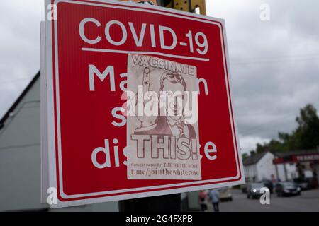 Anti-Vaxxer defaced sozialen Distanzierungszeichen während der Coronavirus oder Covid-19 Pandemie liest impfen dies! Am 9. Juni 2021 in Bishops Castle, Vereinigtes Königreich. Nach monatelanger Lockerung und dem Beginn der Lockerung sind soziale Distanzierungsmaßnahmen und Schilder immer noch vorhanden, was sehr zur Bestürzung der lokalen Befürworter von Impfstoffen in ländlichen Gebieten führt. Unter den Impfzögerlichkeit sind Gruppen bekannt als Anti-Vaxer oder Anti vax, die im Allgemeinen gegen eine Impfung sind. Stockfoto