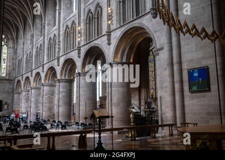 Innenansicht des Kirchenschiffs in der Hereford Cathedral am 7. Juni 2021 in Hereford, Großbritannien. Die Hereford Cathedral ist die Kathedralkirche der anglikanischen Diözese Hereford, England. An der Stelle des heutigen Gebäudes existiert seit dem 8. Jahrhundert oder früher ein Gotteshaus. Der heutige Bau wurde 1079 begonnen. Wesentliche Teile des Gebäudes stammen sowohl aus der normannischen als auch aus der gotischen Zeit. Stockfoto