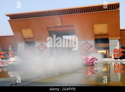 Famen-Tempel, Provinz Shaanxi, China: Das Eingangstor zum neuen Komplex am Famen-Tempel mit Brunnen. Stockfoto