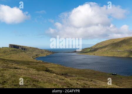 Der Traelanipa-Wanderweg entlang des Sorvagsvatn-Sees auf der Insel Vagar auf den Färöern Stockfoto