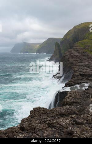 Die felsige Küste von der Traelanipa Wanderweg entlang See Sorvagsvatn auf der Insel Vagar auf den Färöer-Inseln gesehen Stockfoto