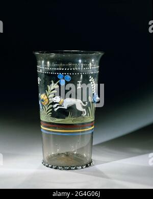 . Eingesteckter Boden, gerändelter Standring. Nahezu zylindrischer Körper mit gebogener Kante. Auf dem Körper in weiß, schwarz, gelb, grün, blau und Rose email ein Wildschwein naiert von zwei Hunden, in einer schematisch dargestellten Landschaft mit einem Baum und zwei Ästen. Unter der Show drei Rohrleitungen, gibt es zwei Reihen von weißen Punkten, und das Jahr 1610. Auf c. Zwei Drittel der drei mit einer Rosette gestempelten Nieten, eines blau mit einem weißen Herz, eines rot mit einem weißen Herz und eines gelb mit einem blauen Herz. Stockfoto