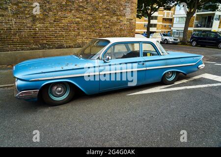 Ramsgate, Großbritannien - 10. Juni 2021: Ein Blue 1961 4-türig Chevrolet Bel Air Stockfoto