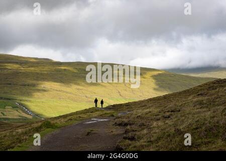 Zwei Wanderer auf dem Traelanipa-Pfad entlang des Sees Sorvagsvatn auf der Insel Vagar auf den Färöern Stockfoto