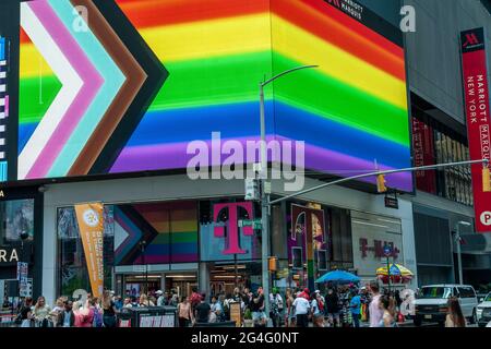 New York, USA. Juni 2021. Am Sonntag, den 20. Juni 2021, wird die Beschilderung für den T-Mobile Store auf dem Times Square in New York für Gay Pride dekoriert. (Foto von Richard B. Levine) Quelle: SIPA USA/Alamy Live News Stockfoto