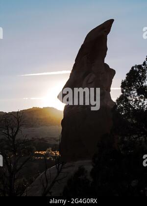 Silhouette eines gnomförmigen Hoodoo, im Devils Garden, Escalante, Utah, USA, in der Abenddämmerung Stockfoto