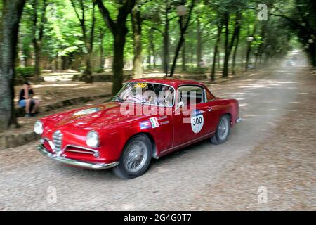 Italien, Arezzo, 18. Juni 2021: John Elkann, Vorsitzender von Stellantis, und seine Frau, Lavinia Borromeo, nehmen an der 1000 Meilen (1000 Miglia), Ausgabe 2021 Teil. Stockfoto