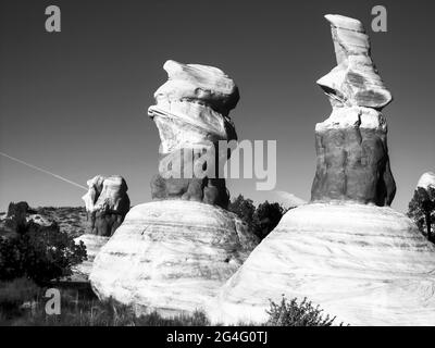 Zwei seltsam geformte Sandstein-Hoodoos, in Schwarz und Weiß im Devils Garden, Escalante, Utah, USA Stockfoto