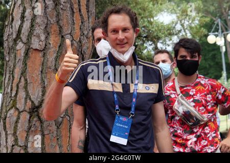 Italien, Arezzo, 18. Juni 2021: John Elkann, Vorsitzender von Stellantis, und seine Frau, Lavinia Borromeo, nehmen an der 1000 Meilen (1000 Miglia), Ausgabe 2021 Teil. Stockfoto