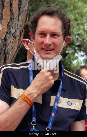 Italien, Arezzo, 18. Juni 2021: John Elkann, Vorsitzender von Stellantis, und seine Frau, Lavinia Borromeo, nehmen an der 1000 Meilen (1000 Miglia), Ausgabe 2021 Teil. Stockfoto