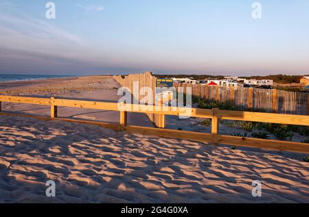 Sandstrand, Campingplatz, Camper ; Atlantischer Ozean ; Holz Zaun, Assateague State Park; USA; Berlin; MD; Maryland; Sommer; horizontal Stockfoto